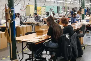  ?? PHOTO AFP ?? Des employés travaillan­t sur des machines à coudre à l’atelier Résilience de Roubaix, jeudi, dans le nord de la France.