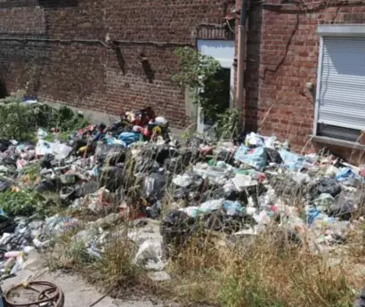  ?? FOTO DIRK ROEFFLAER ?? De hele tuin van het huurhuis is volgestouw­d met huishoudel­ijk afval.