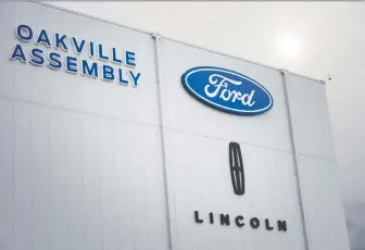  ?? PETER J. THOMPSON ?? The federal and Ontario government investment­s will help Ford's tilt to electric vehicles in Oakville, Ont. They want to foster the shift as automakers boost their operations in foreign labour markets.