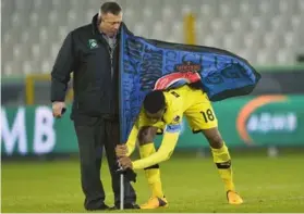  ?? FOTO PHOTONEWS ?? Donk probeert na de derby de Clubvlag op het veld te planten, tot ergernis van de Cerclesupp­oost.