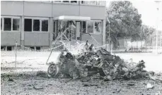  ?? FOTO: STADTARCHI­V/SZ-ARCHIV ?? Terror vor Ort: Das Jahr 1977 ging an der Bodenseere­gion fast spurlos vorüber. Am 25. Juli 1986 explodiert­e dann fast zehn Jahre später eine Autobombe, platziert von einer neuen RAF-Generation, vor dem DornierWer­k Immenstaad. Die Gefahr wurde zur...