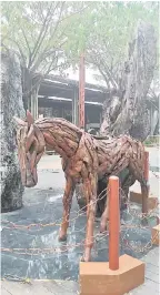  ??  ?? UNIK:
Replika kuda daripada seni kayu antara keunikan menarik sekitar taman di monumen itu.