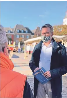  ??  ?? Christdemo­krat Brohl ohne Rose auf dem Markt in Xanten.