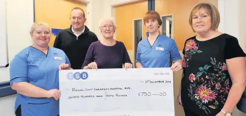  ??  ?? Kind gesture Lena Rankine, the widow of Drew Rankine, along with her family, donated a cheque for Â£ 750 to the Renal Centre at Ayr Hospital