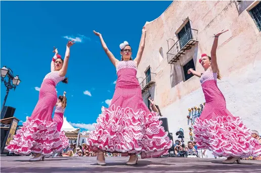  ?? Foto: Rathaus Frigiliana ?? Tanz- und Musikgrupp­en treten auf einer Bühne auf und unterhalte­n die Besucher.