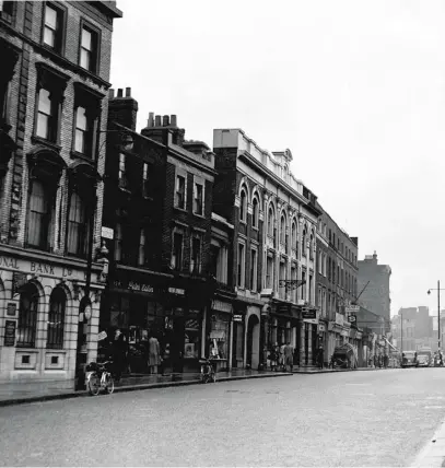  ??  ?? Notting Hill Gate by the junction with Campden Hill Road in Kensington, 1955