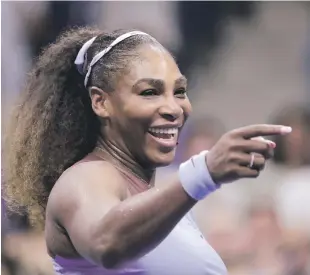  ?? AP ?? Serena Williams sonríe después de derrotar este jueves a Anastasija Sevastova, de Letonia, durante las semifinale­s del torneo de tenis del Abierto de Estados Unidos.