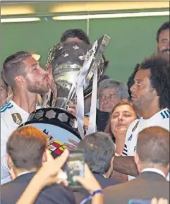  ??  ?? Ramos y Marcelo, con el anterior título de Liga del Madrid.