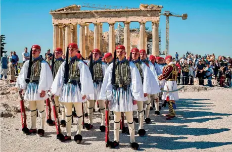  ??  ?? Gli «euzoni», le guardie presidenzi­ali greche, davanti al Partenone ad Atene