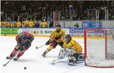  ?? Foto: Roland Schraut ?? Volles Haus und tolle Derby Stimmung herrschten beim 4:2 Sieg des ECDC Memmin gen (links: Petr Haluza) über den ERC Sonthofen.