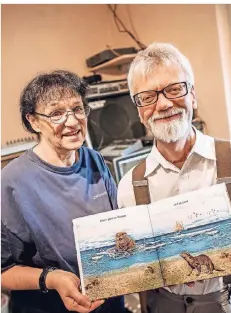  ?? RP-FOTO: ANDREAS ENDERMANN ?? Die Grafikerin „Rufebo“und Autor Jürgen Borrmann haben dem Otter „Nemo“mit einem Kinderbuch ein Denkmal gesetzt.