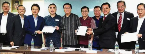  ??  ?? Working hand-in-hand: liow (fifth from left) and Dr Wee (fourth from left) receiving the memorandum­s from members of the major Chinese trade, education and other organisati­ons at the Budget 2017 Workshop at Wisma MCA in Kuala lumpur.