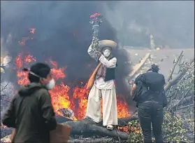  ?? Foto: Andrés Altamirano / EXTRA ?? Las protestas indígenas se radicaliza­ron la mañana de ayer en el centro de Quito.