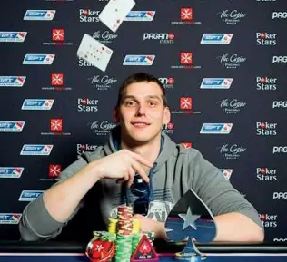  ??  ?? Le carte
Matteo Mutti, 29 anni, durante la presentazi­one di un torneo di poker internazio­nale