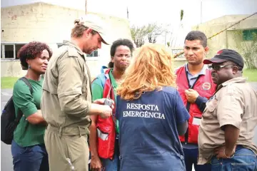  ?? — AFP photos ?? Mozambique Minister for Environmen­t Celso Correia (second right) talks to rescue team on the tarmac of the airport in Beira.