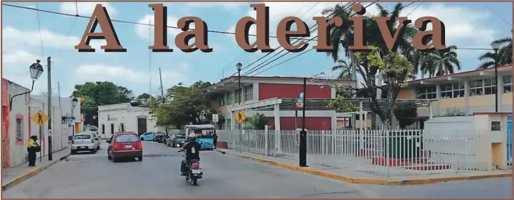  ??  ?? En la gráfica superior se aprecia la escuela primaria Dr. Héctor Pérez Martínez por la calle 14 y Riva Palacios del tradiciona­l barrio de San Francisco en la ciudad de Campeche