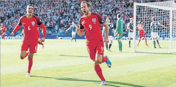  ?? FOTO: EFE ?? Harry Kane celebra su gol, que valió el 2-2 para Inglaterra ante Escocia, junto a Chris Smalling en Hampden Park ayer por la tarde