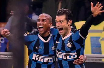  ?? ANSA ?? Sulle ali Ashley Young, 34, e Antonio Candreva, 32, esultano insieme dopo un gol in Coppa contro la Fiorentina