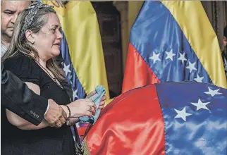  ?? JUAN BARRETO / AFP ?? Caracas. Familiares de Fernando Albán lamentan la muerte del concejal venezolano, durante su velatorio.