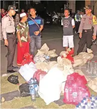  ?? ADI WIJAYA/JAWA POS ?? TEGAS: AKBP Wahyu Sri Bintoro (kiri) menanyai Trimo Wibagso di sebelahnya bersama anggota Polres Gresik pada Sabtu malam (5/5).