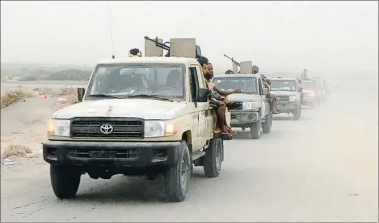  ?? NABIL HASSAN / AFP ?? Una columna de fuerzas yemeníes proguberna­mentales se dirigía ayer hacia el aeropuerto de Al Hudaydah