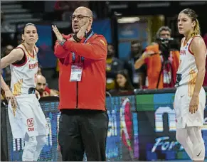  ?? FOTO: FEB ?? Lucas Mondelo dirigiendo a la selección femenina. Cruz y Xargay al fondo