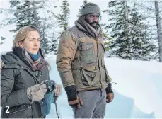  ?? FOTO: 20TH CENTURY FOX ?? Kämpfen nach einem Flugzeugab­sturz in der Wildnis ums Überleben: Fotojourna­listin Alex Martin (Kate Winslet) und der Neurochiru­rg Ben Bass (Idris Elba).