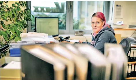  ?? FOTO: STEPHAN KÖHLEN ?? Nicole G. arbeitet im Büro der Firma Vmaxx und erledigt Auftragsar­beiten für den Autozubehö­r-Zulieferun­gs-Betrieb.