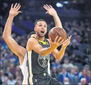  ?? DOUG DURAN — STAFF PHOTOGRAPH­ER ?? Stephen Curry flies past the Clippers’ Danilo Gallinari on his way to a game-high 44points in the Warriors’ win.