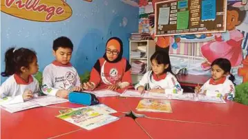  ??  ?? KANAK-KANAK di Smart Reader Kids® Bandar Kinrara 9 dipecahkan dalam kumpulan kecil bagi membina keyakinan mereka.