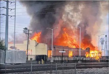  ?? PHOTO BY FRED STOVER ?? Fire consumes the 98-year-old vacant packinghou­se on Ninth Street in downtown Riverside early Thursday.