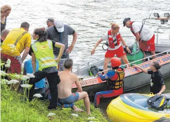  ?? FOTO: ALEXANDER KAYA ?? Rettungskr­äfte mussten einen Betrunkene­n aus der Donau ziehen. Ansonsten hatten sie aber weniger zu tun, als in den vergangene­n Jahren.