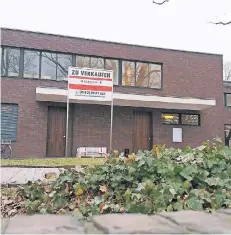  ?? FOTO: JENS VOSS ?? Vor dem von Ludwig Mies van der Rohe erbauten Haus Lange steht ein Schild mit der Aufschrift „Zu verkaufen“.