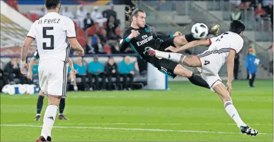  ??  ?? VIRTUOSISM­O. Tras el 1-2, Bale se permitió intentar un golazo de tijera, pero su acrobático golpeo lo sacó a duras penas el portero Al Senaani.