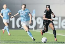  ?? FOTO: GETTY ?? Oshoala acabó fundida por sus carreras en solitario
Se le subieron los gemelos