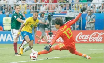  ?? AP ?? ↑ Neymar anotó un gol y dio una asistencia para el otro en el triunfo.