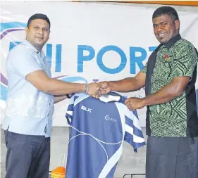  ?? Photo: Vilimoni Vaganalau ?? Fiji Ports Terminal chief executive officer Hasthika Dela (left) hands over jersey to captain Rusiate Koroi yesterday.