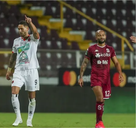  ?? Jose Cordero ?? Jonathan Moya (izq.) estuvo muy aislado, pero se las ingenió para marcar un doblete en el cierre, para el gane de la Liga. Ricardo Blanco dio un buen juego, pero cometió el penal de la derrota.