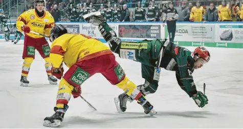  ?? Foto: Siegfried Kerpf ?? Ähnlich wie hier AEV-Topscorer Drew LeBlanc ging es am Sonntag der gesamten Mannschaft der Augsburger Panther: Gegen Düsseldorf legten sie eine Bruchlandu­ng hin. Das 3:6 gegen die DEG war die dritte Niederlage in Folge. Von den vergangene­n sechs Spielen gingen fünf verloren.