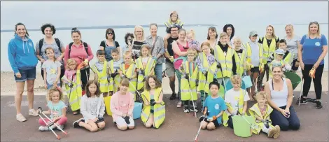  ?? Pictures: Sarah Standing (080819-) ?? CLEANING UP Parents and children and members who took part in the beach clean up