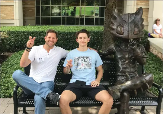  ?? COURTESY OF THE ELLIOTT FAMILY ?? Brett, left, and Jack Elliott display the Horned Frog gesture while relaxing on the campus of Texas Christian University in 2019. Jack died in a Texas lake several weeks later.