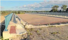  ?? FOTO: DAVID WEINERT ?? Brücke in der Nähe des Gewerbegeb­iets Karrer. Hier geht es jetzt voran.