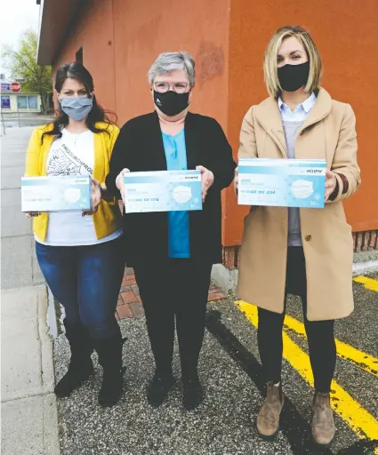  ?? Sǵ˪́˱ڂ ġǵɂĖɟǵ˱ ?? Mask are being distribute­d free of charge to small businesses in the region. In Woolwich, they’re available from the township administra­tive office, home to Rae Ann Bauman, Vonnie Huckle and Jenna Morris.