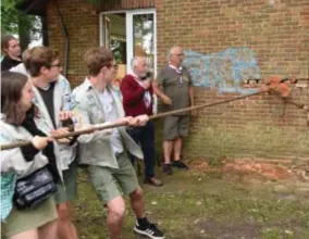  ?? FOTO RR ?? De scouts slopen de eerste steen uit het oude scoutsloka­al.