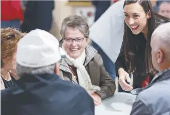  ??  ?? Isabelle Thériault (à droite) a obtenu 63,8% des voix dans la circonscri­ption de Caraquet. - Gracieuset­é