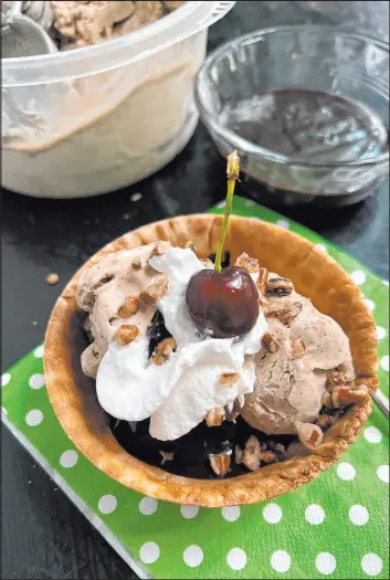  ?? Pittsburgh Post-gazette ?? Gretchen Mckay
Homemade coffee ice cream is dressed in its sundae best with hot fudge sauce.