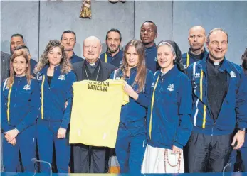  ?? FOTO: IMAGO ?? Das „Team Vaticana“bei seiner Gründung mit dem Verbandsvo­rsitzenden, Bischof Melchor Sanchez de Toca Alameda (rechts im Vordergrun­d).