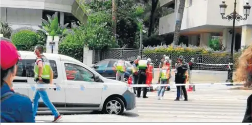  ?? MSQ ?? Dispositiv­o policial en la zona en la que ocurrió el tiroteo mortal, en la calle Arturo Rubistein de Marbella.