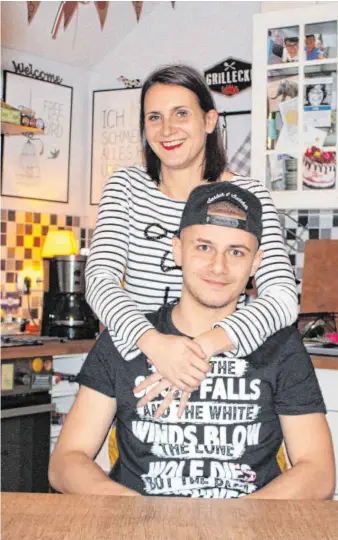  ?? FOTO: AXEL SCHMIDT ?? Jacob mit seiner Mutter. Von den Tumoren will sich der 21-Jährige nicht unterkrieg­en lassen.