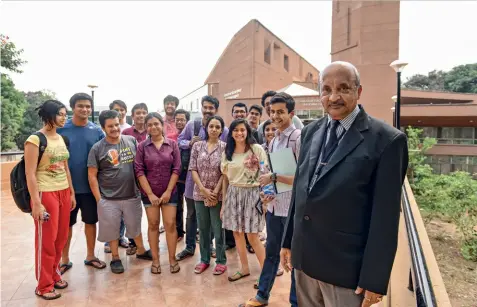  ?? NILOTPAL BARUAH ?? LEGAL EAGLETS NLSIU-Bangalore vice-chancellor R. Venkata Rao with students at the Nagarbhavi campus